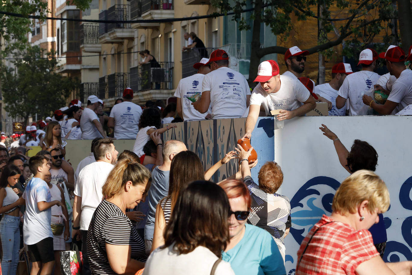 Miles de personas se dan cita en esta tradicional cabalgata en la que se entrengan diferentes piezas de cerámica. Es uno de los actos principales de las Fiestas de Manises que se celebran hasta final del mes de julio.