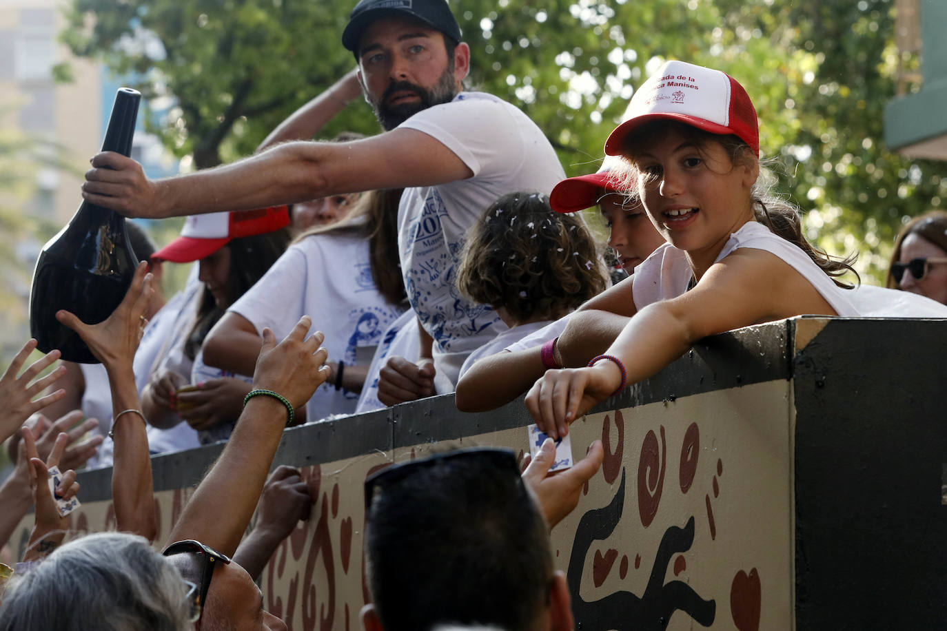 Miles de personas se dan cita en esta tradicional cabalgata en la que se entrengan diferentes piezas de cerámica. Es uno de los actos principales de las Fiestas de Manises que se celebran hasta final del mes de julio.