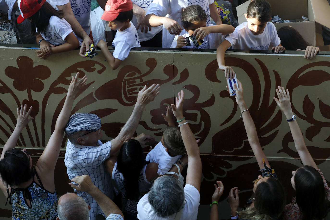 Miles de personas se dan cita en esta tradicional cabalgata en la que se entrengan diferentes piezas de cerámica. Es uno de los actos principales de las Fiestas de Manises que se celebran hasta final del mes de julio.