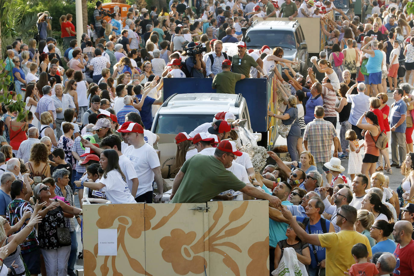 Miles de personas se dan cita en esta tradicional cabalgata en la que se entrengan diferentes piezas de cerámica. Es uno de los actos principales de las Fiestas de Manises que se celebran hasta final del mes de julio.