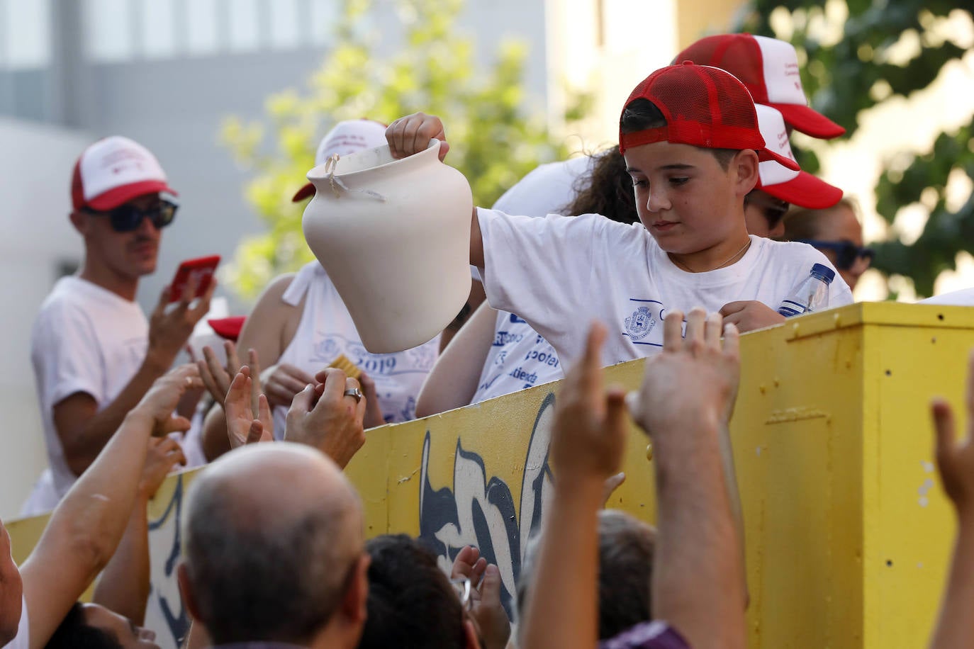 Miles de personas se dan cita en esta tradicional cabalgata en la que se entrengan diferentes piezas de cerámica. Es uno de los actos principales de las Fiestas de Manises que se celebran hasta final del mes de julio.