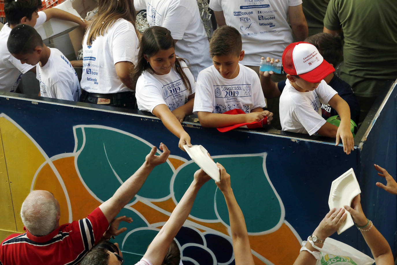 Miles de personas se dan cita en esta tradicional cabalgata en la que se entrengan diferentes piezas de cerámica. Es uno de los actos principales de las Fiestas de Manises que se celebran hasta final del mes de julio.