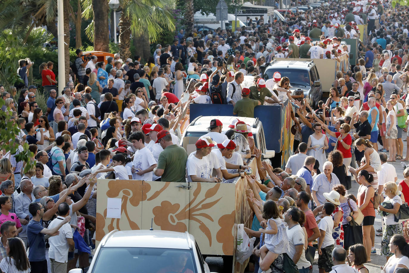 Miles de personas se dan cita en esta tradicional cabalgata en la que se entrengan diferentes piezas de cerámica. Es uno de los actos principales de las Fiestas de Manises que se celebran hasta final del mes de julio.