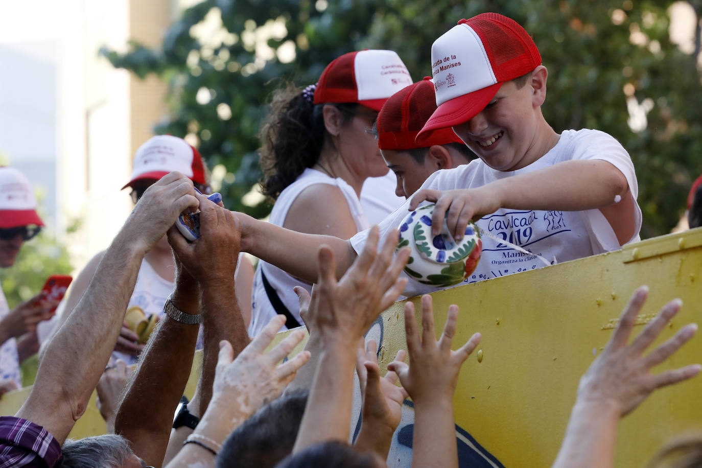 Miles de personas se dan cita en esta tradicional cabalgata en la que se entrengan diferentes piezas de cerámica. Es uno de los actos principales de las Fiestas de Manises que se celebran hasta final del mes de julio.