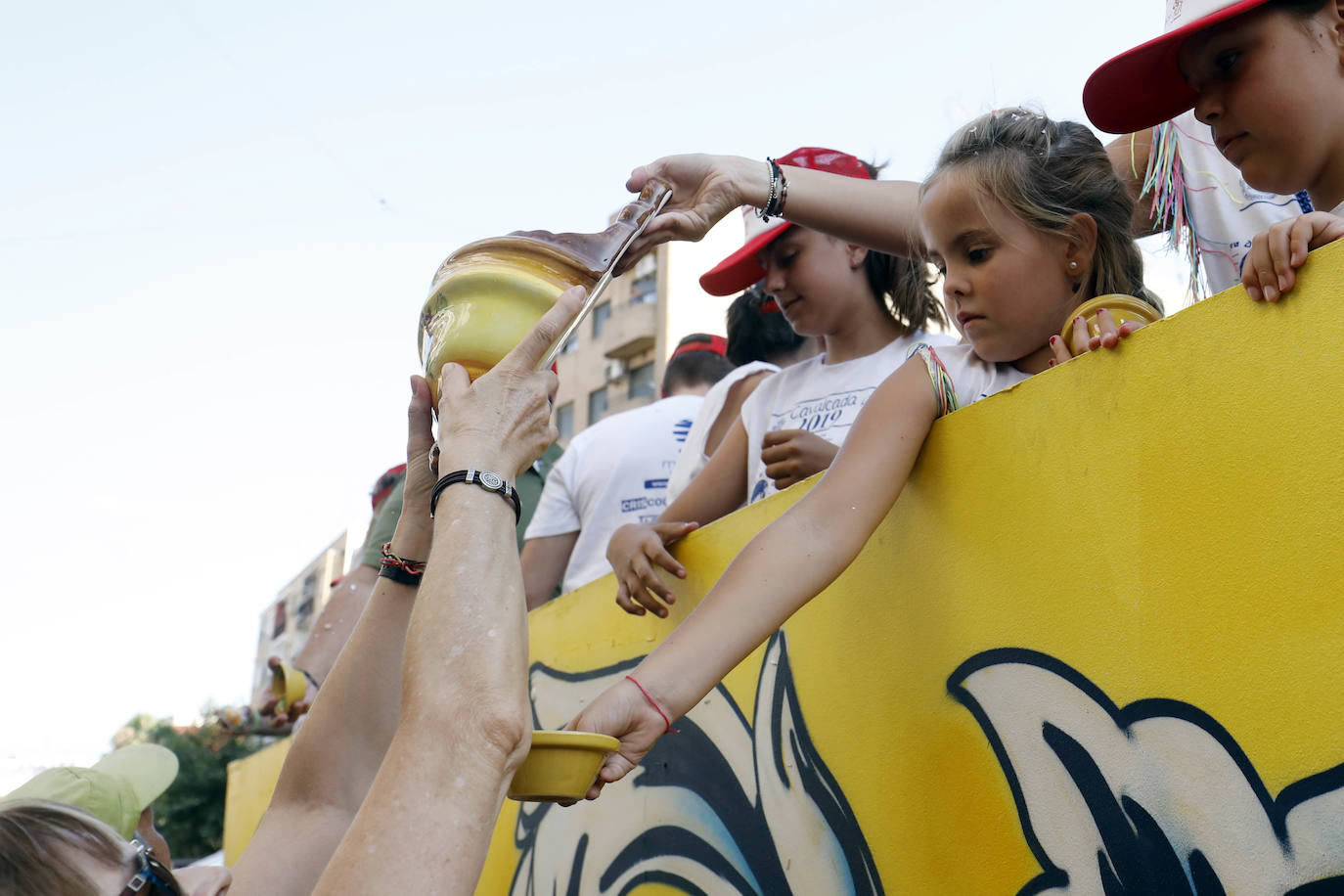 Miles de personas se dan cita en esta tradicional cabalgata en la que se entrengan diferentes piezas de cerámica. Es uno de los actos principales de las Fiestas de Manises que se celebran hasta final del mes de julio.