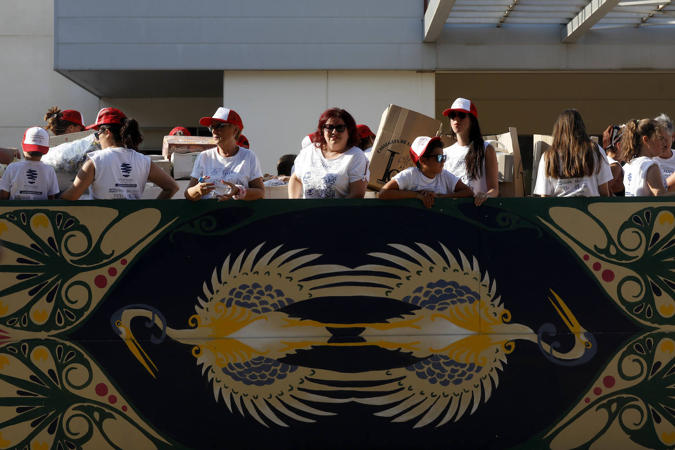 Miles de personas se dan cita en esta tradicional cabalgata en la que se entrengan diferentes piezas de cerámica. Es uno de los actos principales de las Fiestas de Manises que se celebran hasta final del mes de julio.
