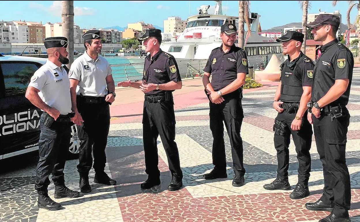 Dos agentes de la Policía Francesa atienden al comisario de Gandia, Carlos Julio San Román, junto al jefe de las Brigadas de Seguridad, Carlos Nieto, y otros agentes. 