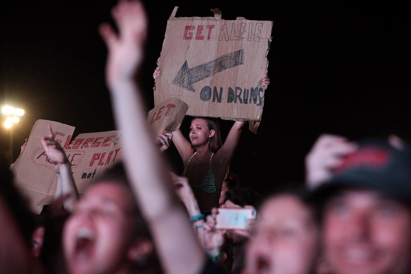 El FIB de Benicàssim sigue al mismo ritmo en su segundo día de celebración. Este viernes actuaciones de lo más esperadas pisaron los diferentes escenarios que la localidad castellonense ha preparado para los más festivaleros. Voces como la de Lana del Rey, The 1975, The Hunna, Monterrosa, Superorganism, The Big Moon, Barney Fletcher y Yellow Days hicieron vibrar a todo el público. 