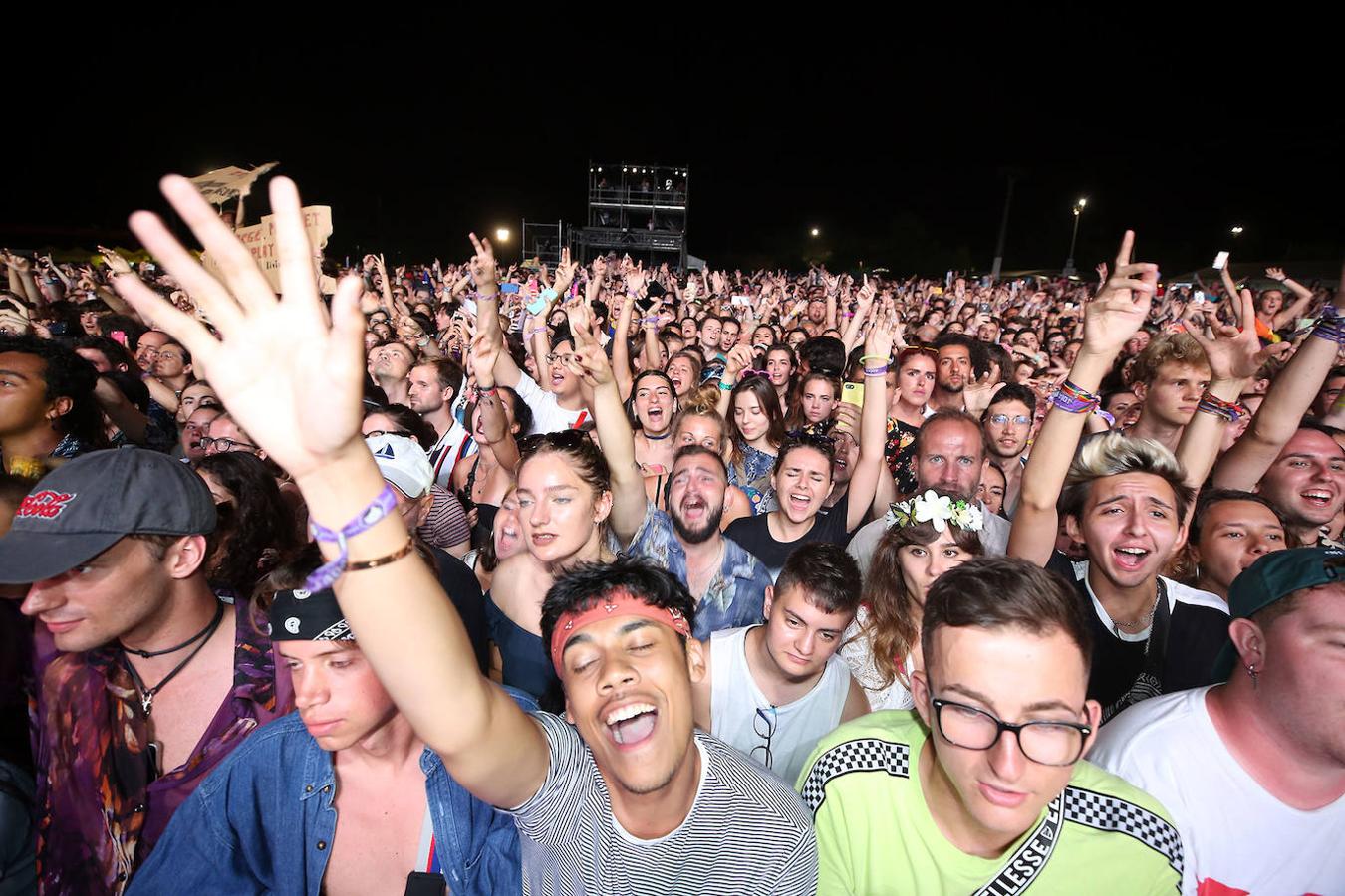 El FIB de Benicàssim sigue al mismo ritmo en su segundo día de celebración. Este viernes actuaciones de lo más esperadas pisaron los diferentes escenarios que la localidad castellonense ha preparado para los más festivaleros. Voces como la de Lana del Rey, The 1975, The Hunna, Monterrosa, Superorganism, The Big Moon, Barney Fletcher y Yellow Days hicieron vibrar a todo el público. 