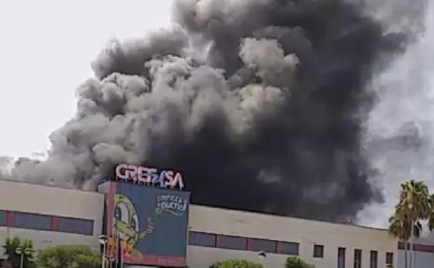 Columna de humo en el incendio de la fábrica de Grefusa en Alzira.