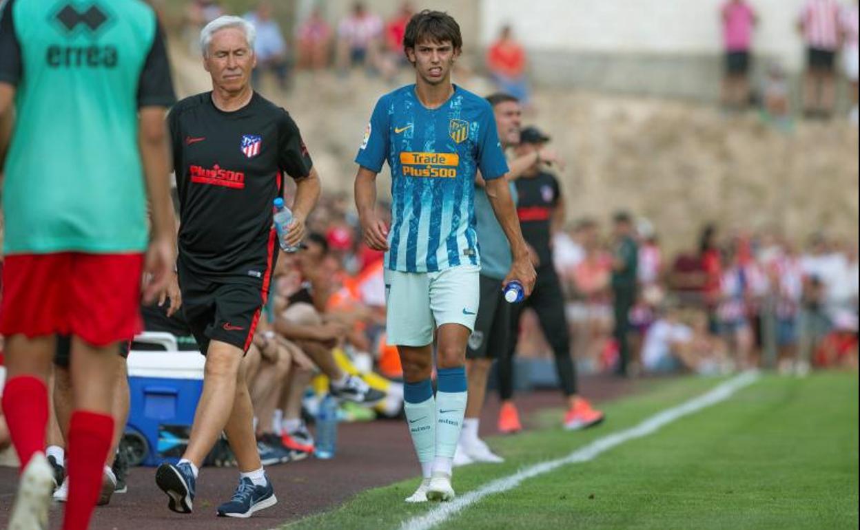 Joao Félix se retira lesionado durante el amistoso ante el Numancia.