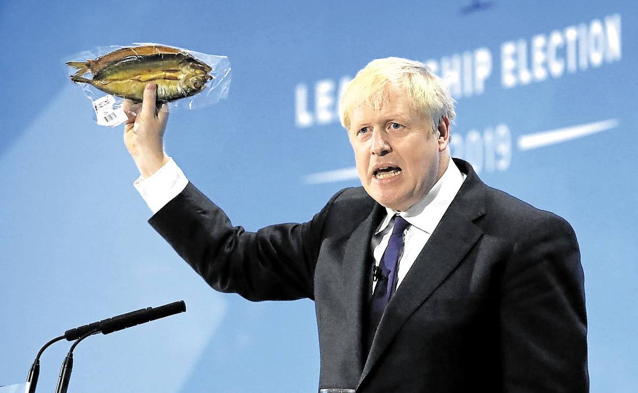 Boris Johnson, en su intervención con el arenque en la mano para criticar los costes impuestos por la UE.