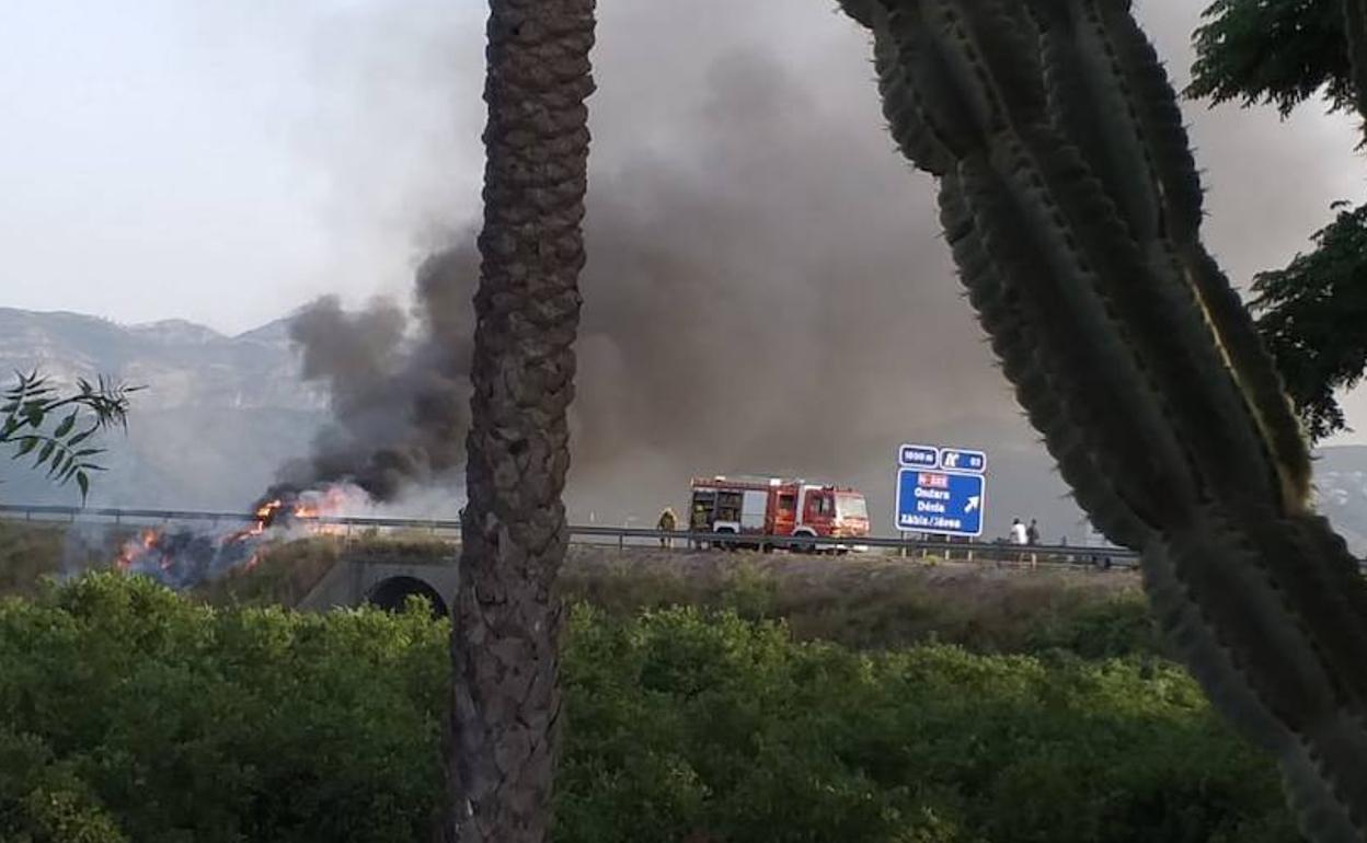 El coche en llamas en la carretera, cerca de Ondara.