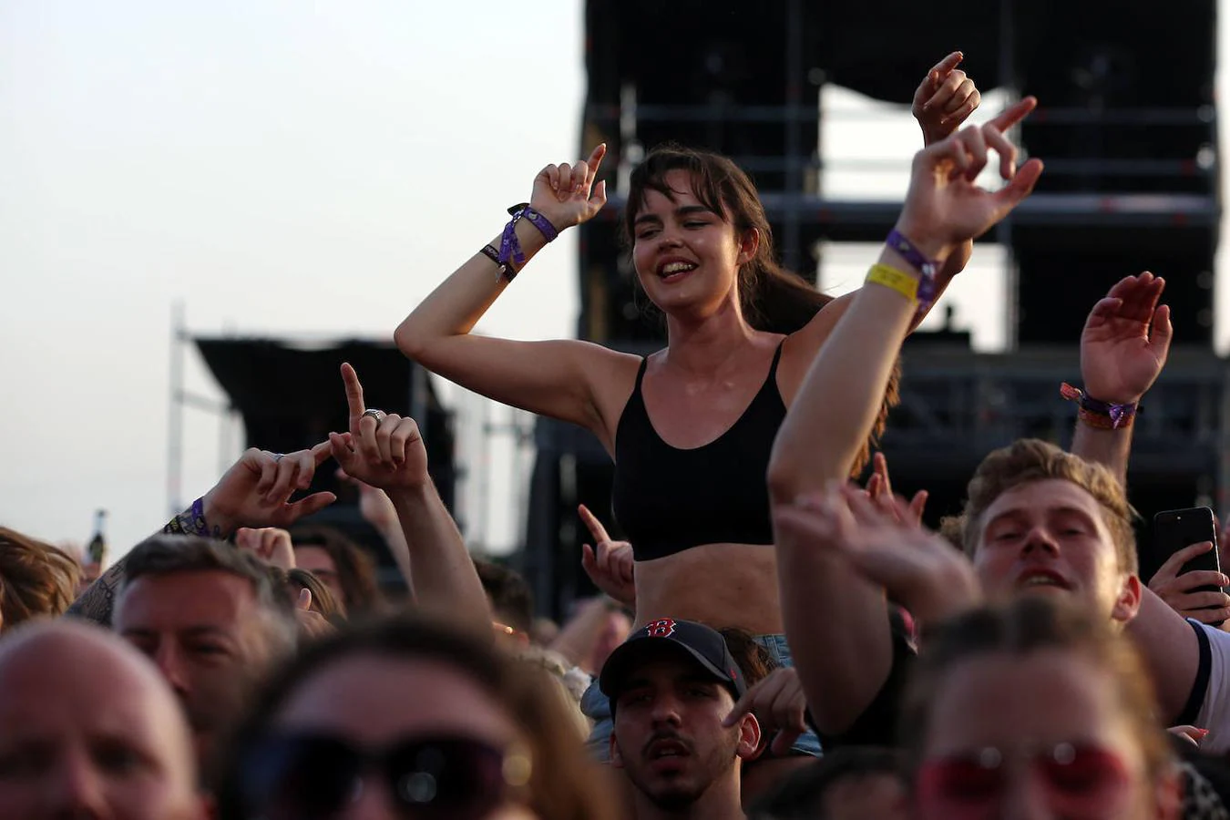 A tan solo un día de cerrar una de las ediciones más emblemáticas, el festival FIB de Benicàssim ha cerrado su tercera jornada de conciertos con actuaciones por todo lo alto como la de Kings of Leon, Blossoms, You me at six, Belako y Carolina Durante. 