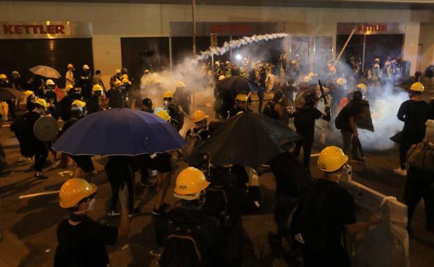 Enfrentamiento en las calles de Hong Kong.