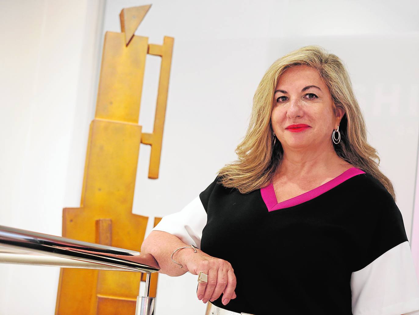 Sara Joudi, en la galería Shiras, que regenta, posa junto a una escultura de uno de sus artistas.