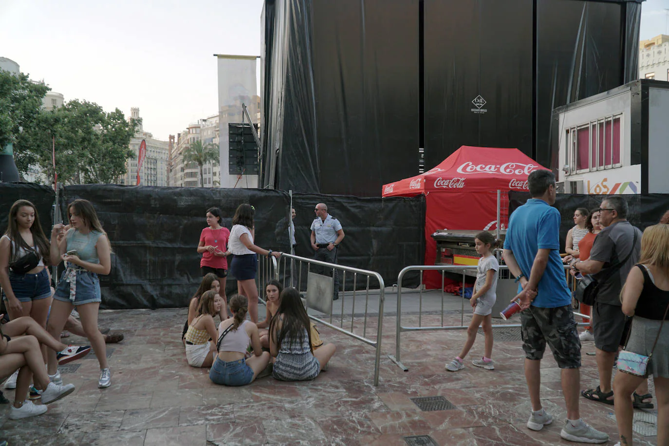 El concierto 'Los 40 Summer Live', que se ha celebrado este lunes en la plaza del Ayuntamiento de Valencia, ha reunido con motivo de la Feria de Julio a Lola Índigo, Beret, Don Patricio, Ana Mena, Pol Granch, Efecto Pasillo, Sinsinati y DJ Óscar Martínez.