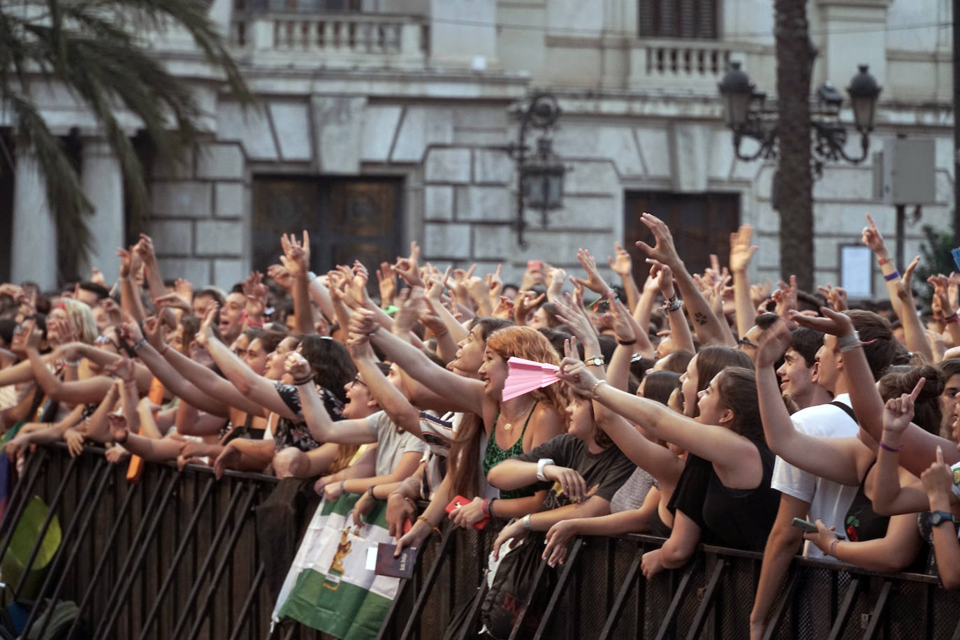 El concierto 'Los 40 Summer Live', que se ha celebrado este lunes en la plaza del Ayuntamiento de Valencia, ha reunido con motivo de la Feria de Julio a Lola Índigo, Beret, Don Patricio, Ana Mena, Pol Granch, Efecto Pasillo, Sinsinati y DJ Óscar Martínez.