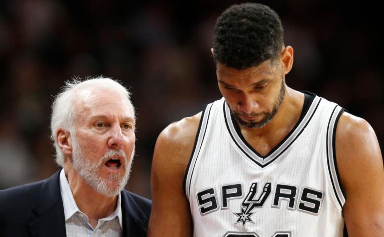 Tim Duncan (d) junto a Gregg Popovich (i) durante su etapa de jugador.