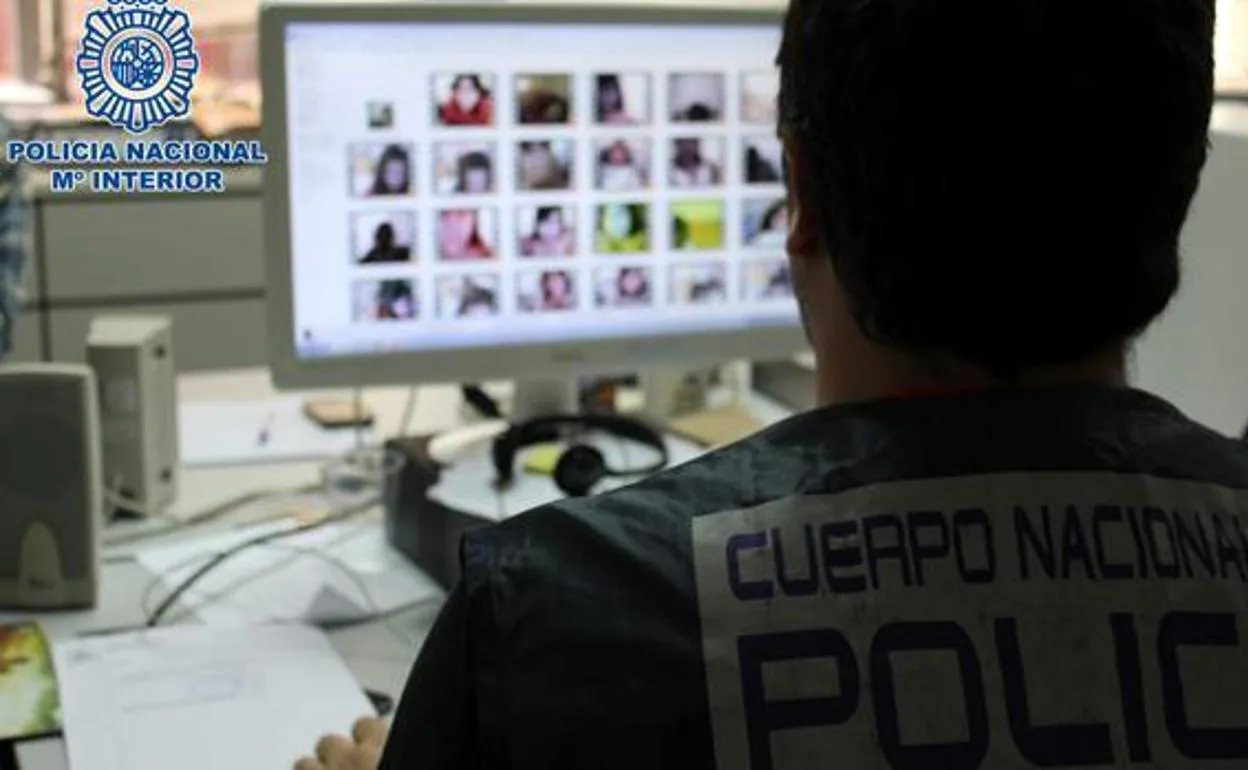 Un policía, en una operación contra la pornografía infantil. 