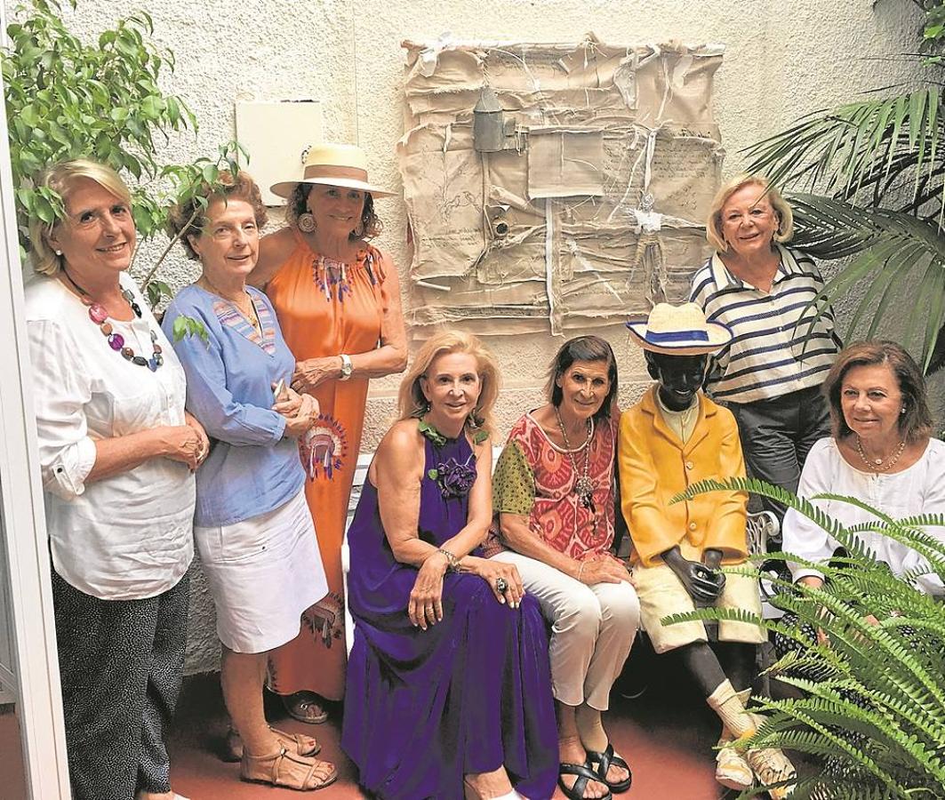 Mayrén Beneyto con Rosario Oliver, Amparo de Rojas, Sefa Serra, Rosa Terencio Mati y Pilar Devesa en su casa de Beniarbeig, llamada Casa Irenita. 