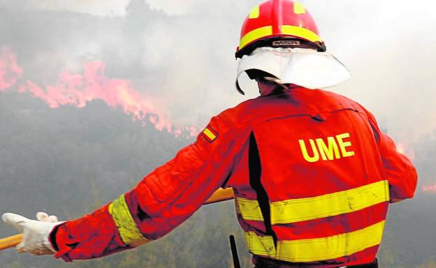 Efectivos de la Unidad Militar de Emergencias (UME), durante los trabajos de extinción en Llutxent (Valencia) en agosto de 2018.