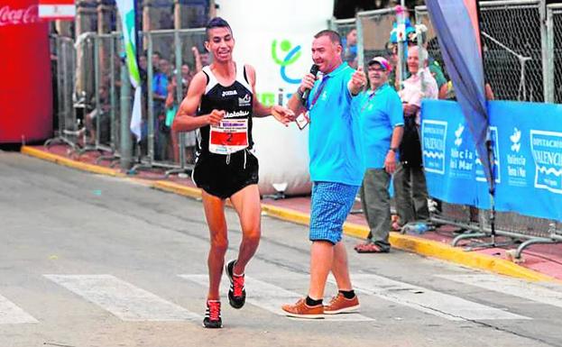 Tougane, en una carrera, junto al 'speaker' Tony Gil.