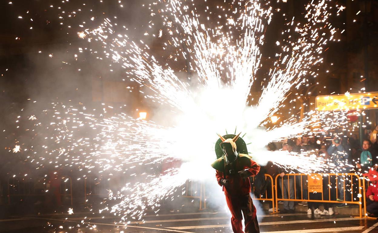 Un 'correfoc' recorre las calles de Valencia. 