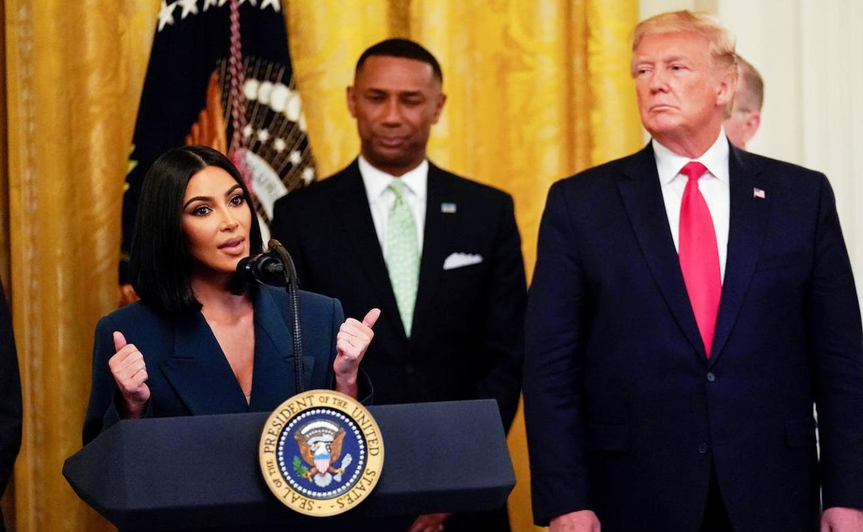 Kim Kardashian junto a Donald Trump en un acto celebrado días atrás para promover una segunda oportunidad a los reclusos que se reinserten en la sociedad.