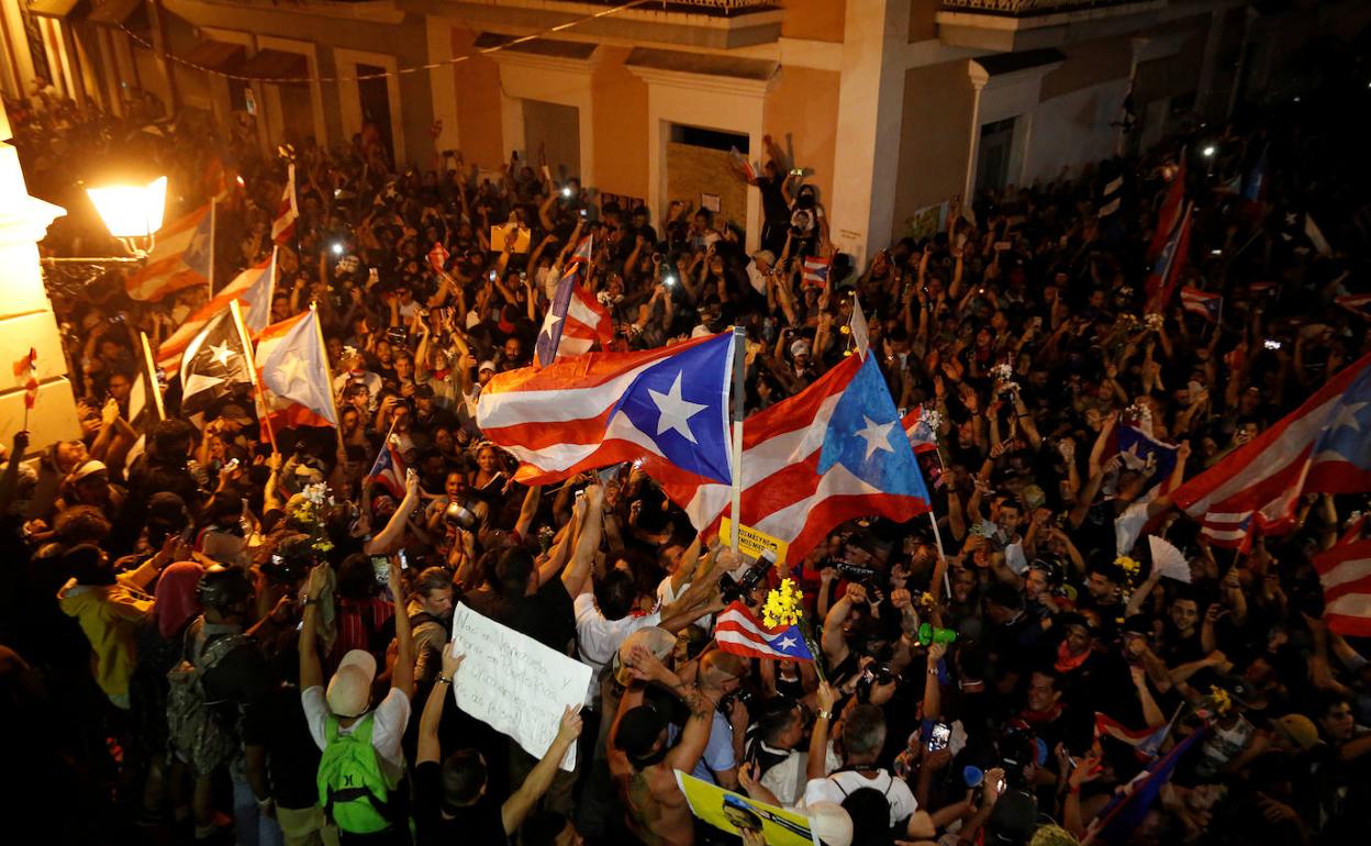 Júbilo en las calles de San Juan de Puerto Rico por el anuncio de dimisión del gobiernador.