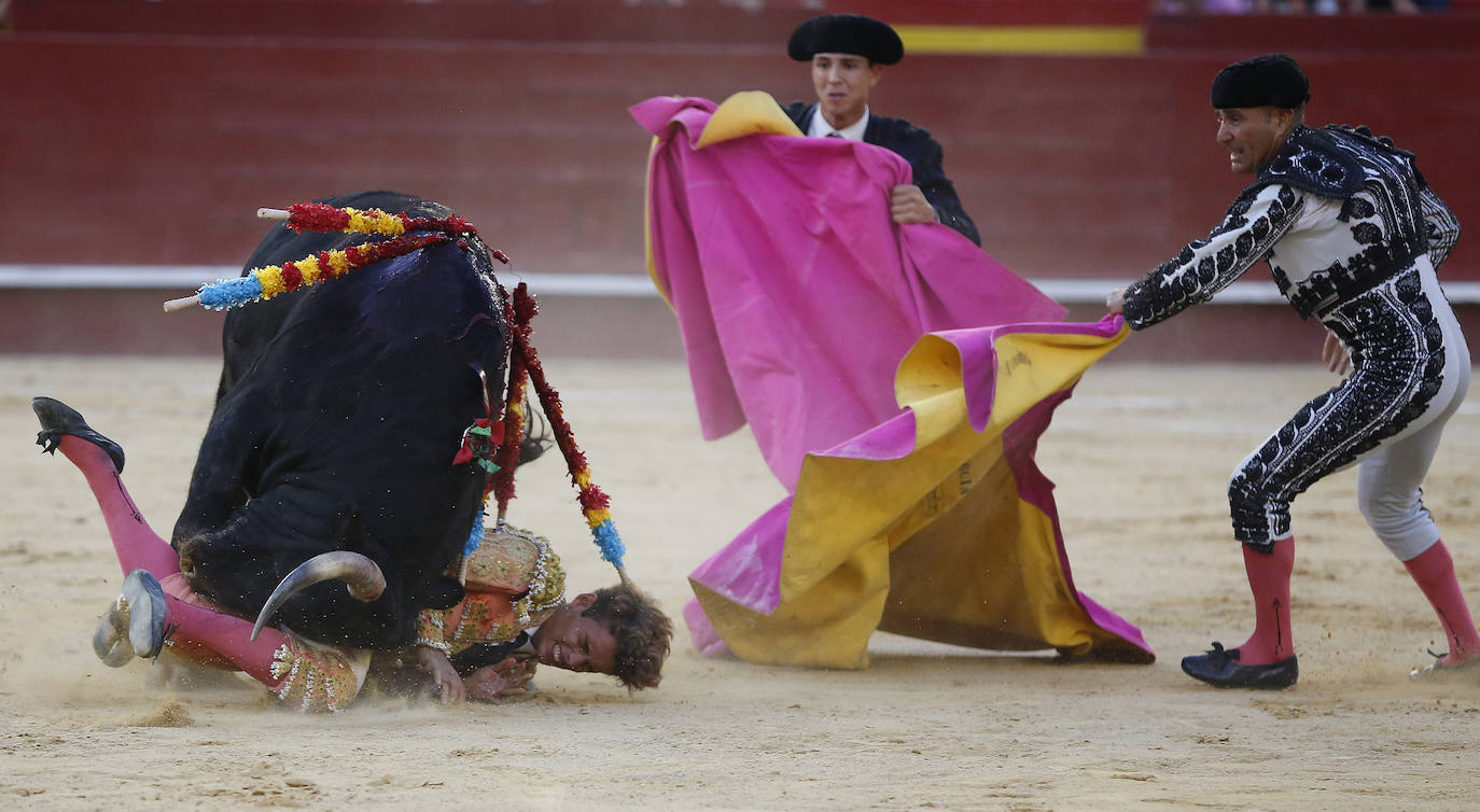 La primera novillada de la Feria de Julio en la Plaza de Toros de Valencia, celebrada este jueves, se vio sobresaltada durante la segunda faena del valenciano Borja Collado. Una voltereta impresionante le llevó del ruedo a la enfermería; y, su coraje, de la enfermería al ruedo con una brecha en la cabeza. En ese tramo de la faena, sobre la mano izquierda, toreó con mucha sinceridad y dominio. Primaron la emotividad y la entrega y el público solicitó una merecida y sufrida oreja.
