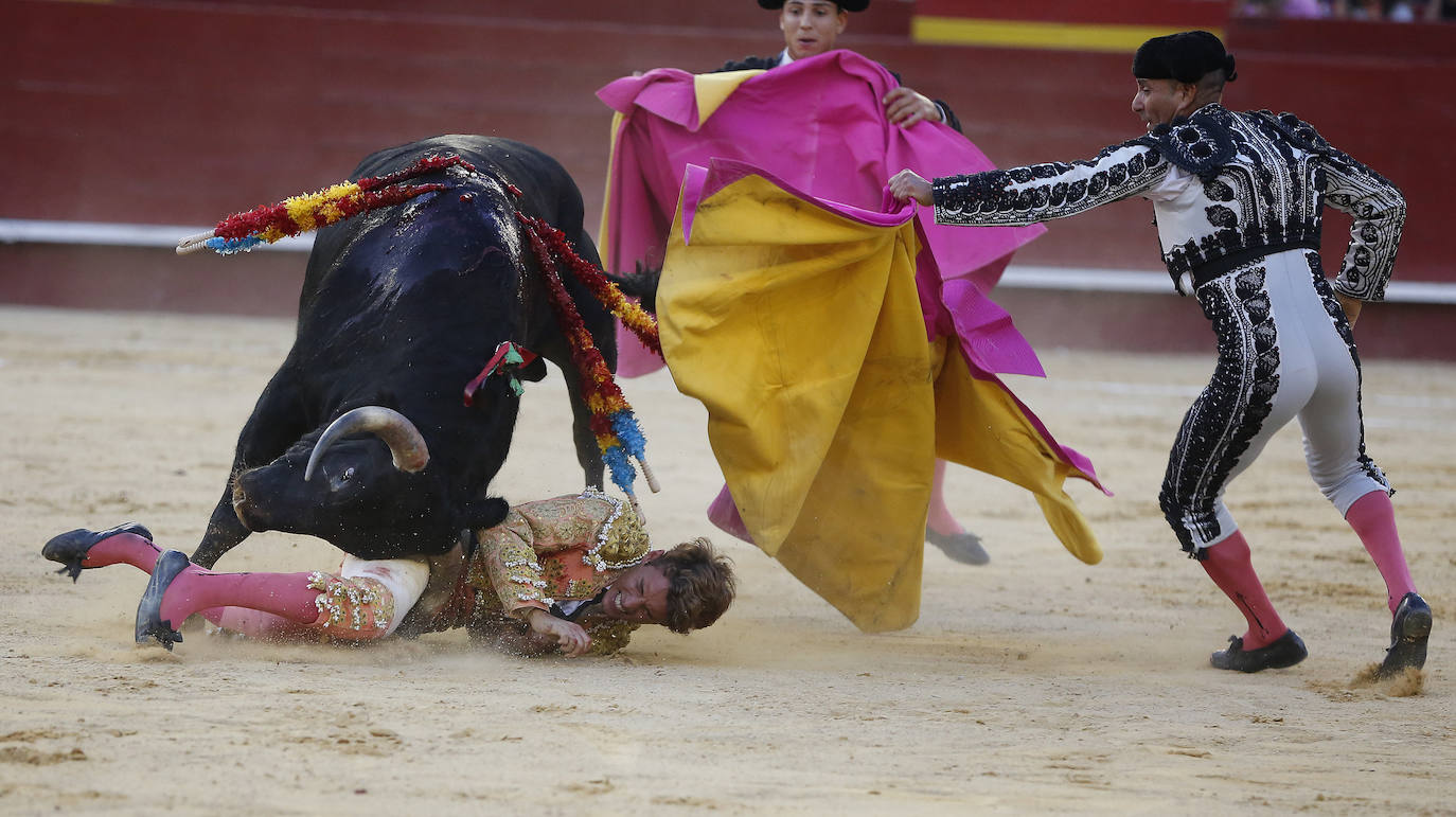 La primera novillada de la Feria de Julio en la Plaza de Toros de Valencia, celebrada este jueves, se vio sobresaltada durante la segunda faena del valenciano Borja Collado. Una voltereta impresionante le llevó del ruedo a la enfermería; y, su coraje, de la enfermería al ruedo con una brecha en la cabeza. En ese tramo de la faena, sobre la mano izquierda, toreó con mucha sinceridad y dominio. Primaron la emotividad y la entrega y el público solicitó una merecida y sufrida oreja.