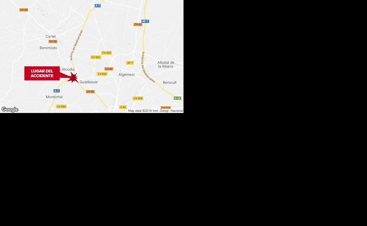 Un motorista fallece al ser alcanzado por un coche en la A-7 a su paso por Guadassuar