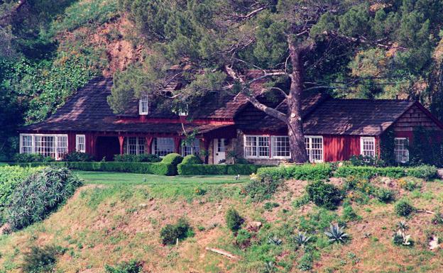 Imagen principal - Casa de Roman Polanski y su mujer, Sharon Tate // El cadáver de Sharon Tate es retirado de la mansión Cielo Drive, en Beverly Hills // Charles Manson, juzgado por el asesinato de Sharon Tate y cuatro personas más.