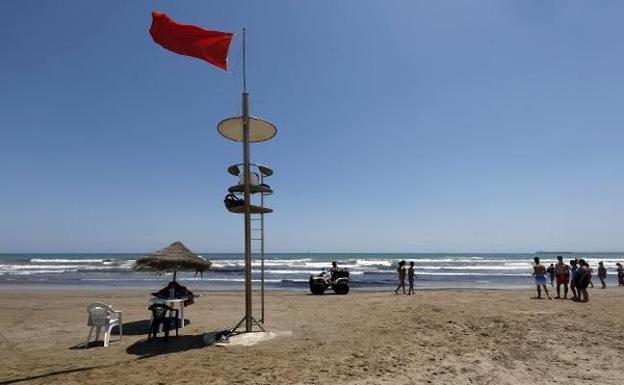 Una de las playas de Valencia que se cerró por vertidos fecales. 