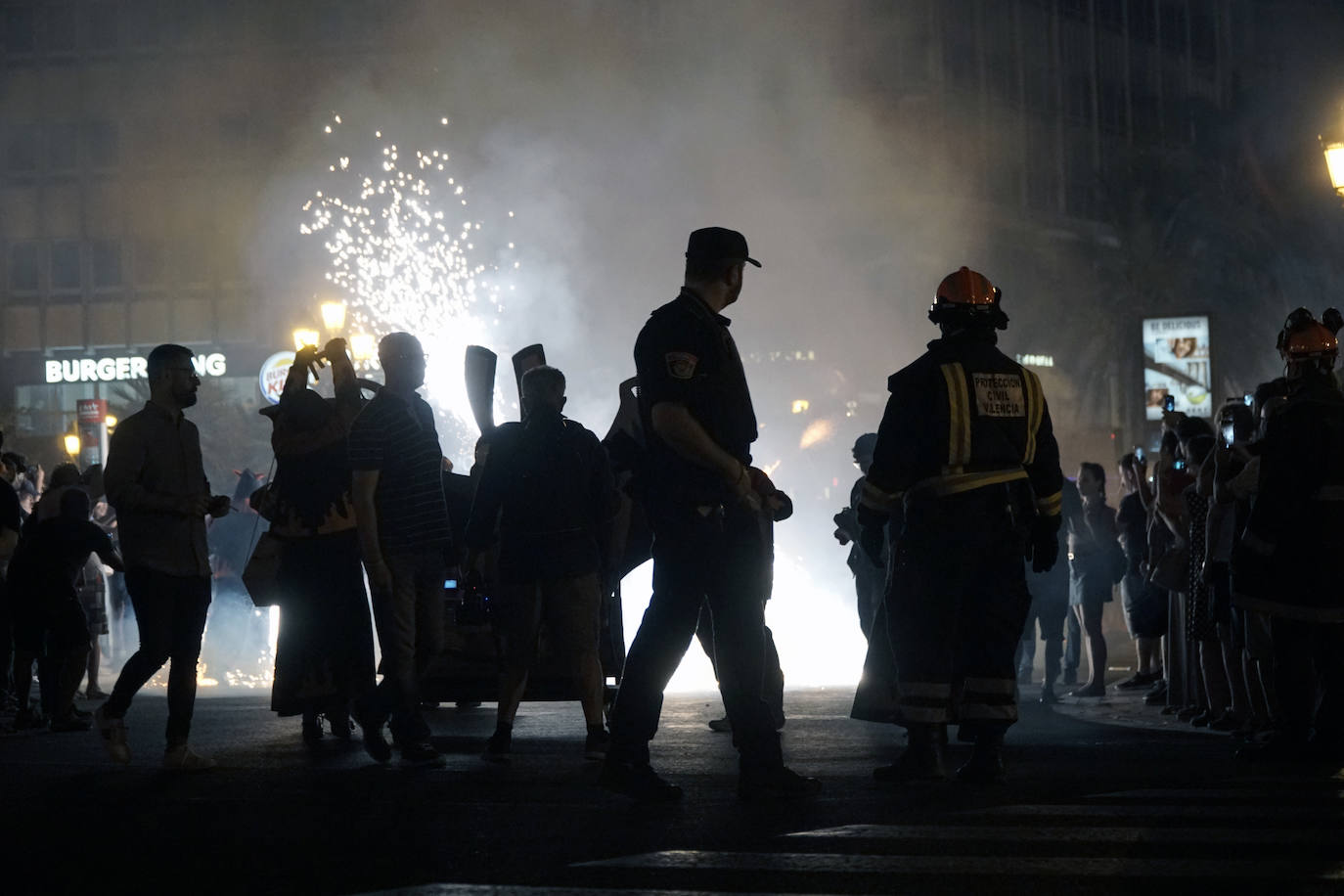 El 'Correfoc' pone punto y final a los espectáculos pirotécnicos de la Feria de Julio. El espectáculo ha recorrido la calle de las Barcas, la plaza del Ayuntamiento y la avenida del Marqués de Sotelo hasta la Estación del Norte.