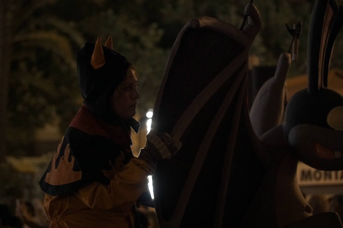 El 'Correfoc' pone punto y final a los espectáculos pirotécnicos de la Feria de Julio. El espectáculo ha recorrido la calle de las Barcas, la plaza del Ayuntamiento y la avenida del Marqués de Sotelo hasta la Estación del Norte.