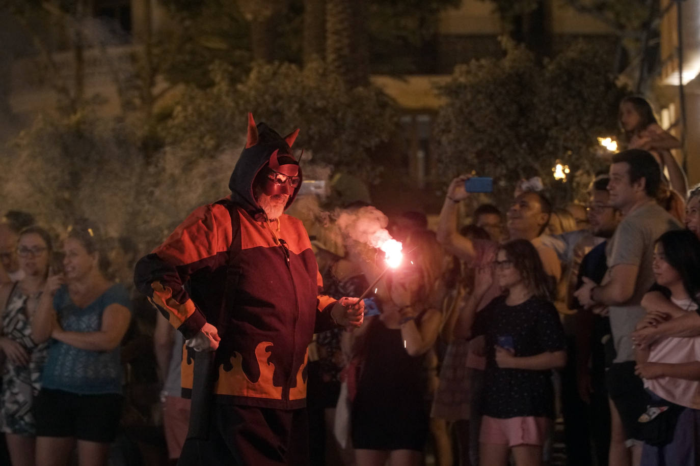 El 'Correfoc' pone punto y final a los espectáculos pirotécnicos de la Feria de Julio. El espectáculo ha recorrido la calle de las Barcas, la plaza del Ayuntamiento y la avenida del Marqués de Sotelo hasta la Estación del Norte.