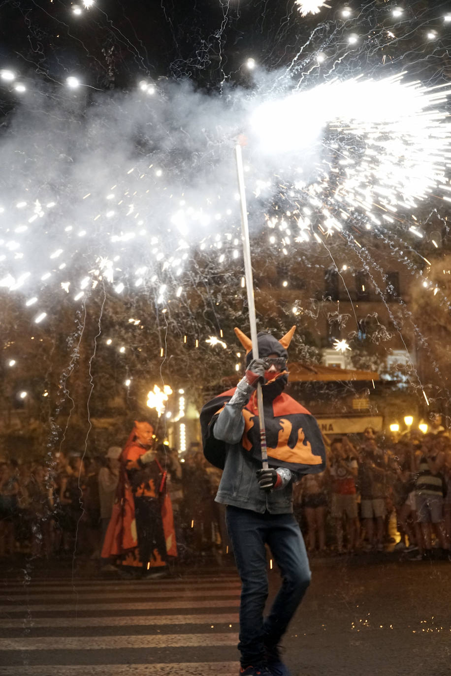 El 'Correfoc' pone punto y final a los espectáculos pirotécnicos de la Feria de Julio. El espectáculo ha recorrido la calle de las Barcas, la plaza del Ayuntamiento y la avenida del Marqués de Sotelo hasta la Estación del Norte.