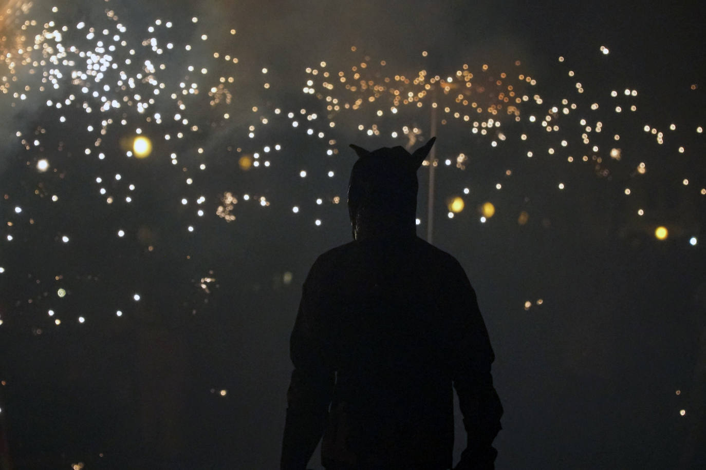 El 'Correfoc' pone punto y final a los espectáculos pirotécnicos de la Feria de Julio. El espectáculo ha recorrido la calle de las Barcas, la plaza del Ayuntamiento y la avenida del Marqués de Sotelo hasta la Estación del Norte.