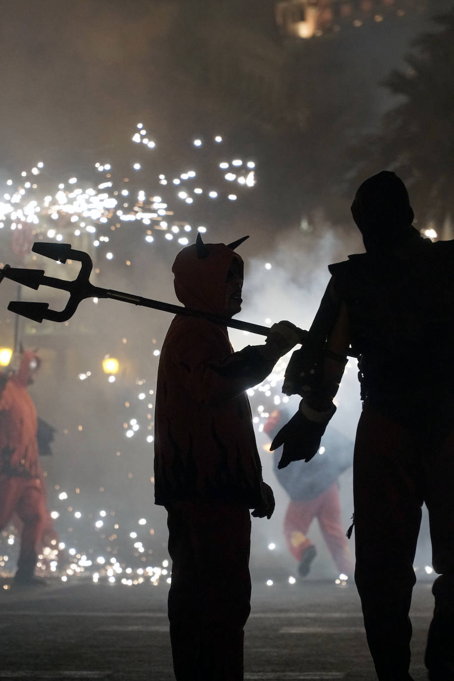El 'Correfoc' pone punto y final a los espectáculos pirotécnicos de la Feria de Julio. El espectáculo ha recorrido la calle de las Barcas, la plaza del Ayuntamiento y la avenida del Marqués de Sotelo hasta la Estación del Norte.