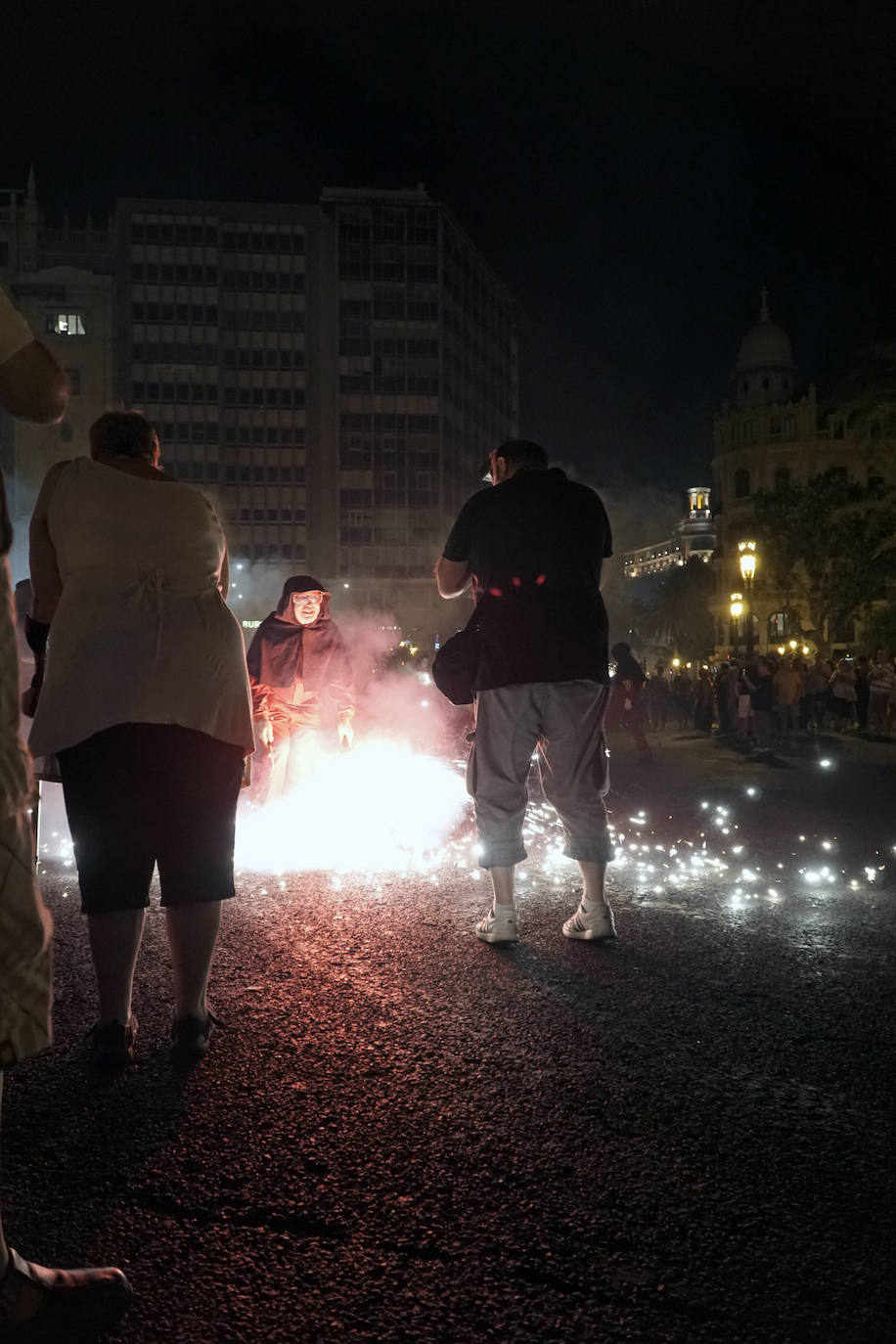 El 'Correfoc' pone punto y final a los espectáculos pirotécnicos de la Feria de Julio. El espectáculo ha recorrido la calle de las Barcas, la plaza del Ayuntamiento y la avenida del Marqués de Sotelo hasta la Estación del Norte.
