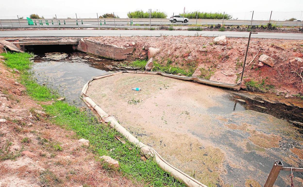 Imagen tomada el viernes de una acequia entre Foios y Albuixech causante de los vertidos al mar.