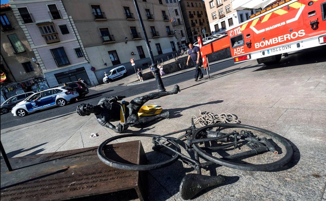 La estatua de Bahamontes, por el suelo. 