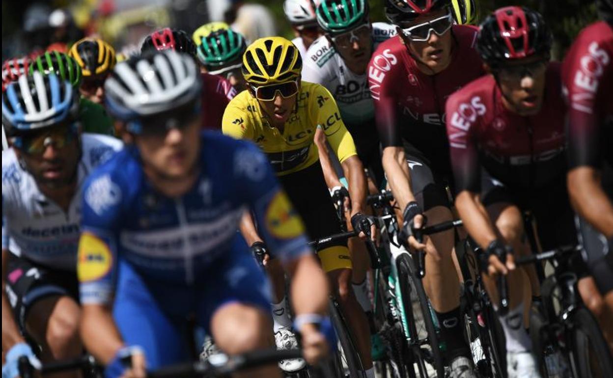 Egan Bernal (c) junto al pelotón.