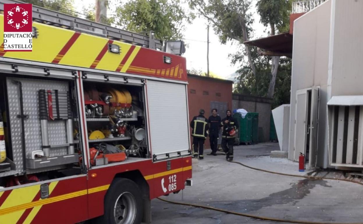 Los bomberos, tras extinguir el fuego. 