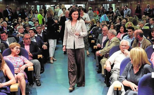 Las idas y venidas de Carmen Montón con las farmacias