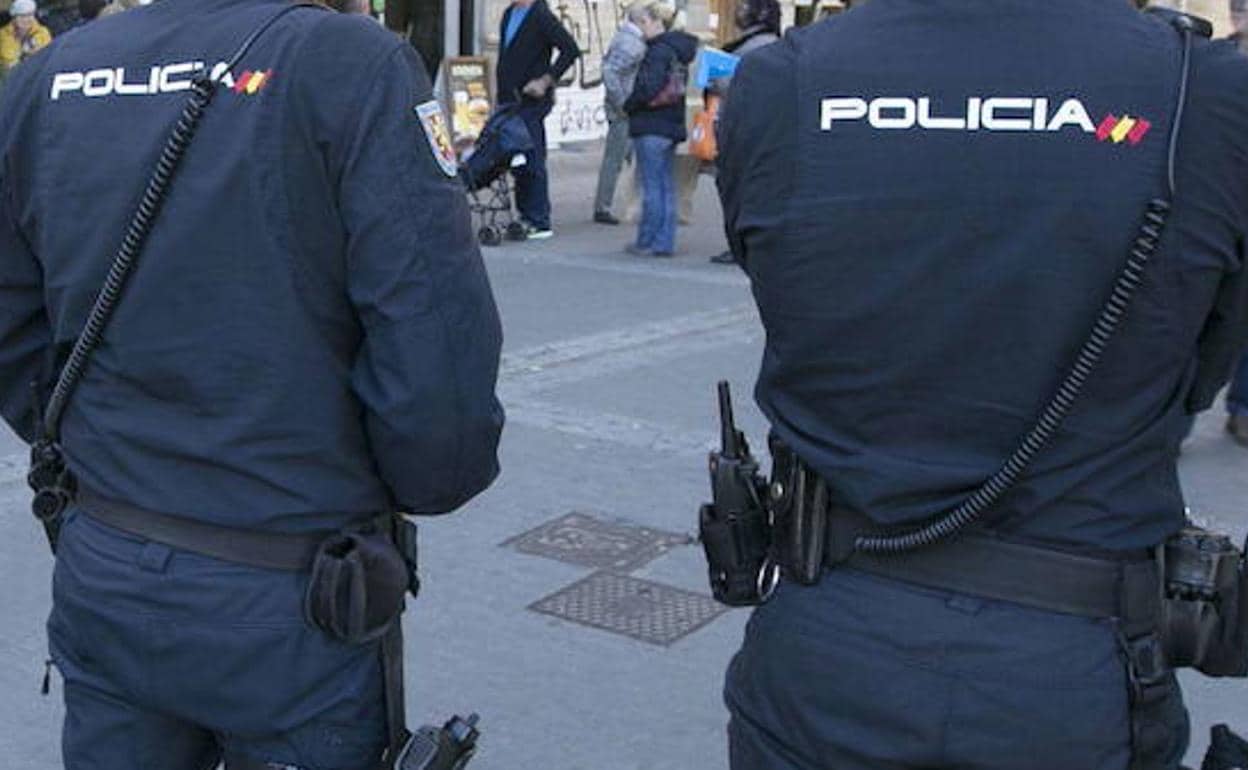 Dos policías nacionales patrullan en Valencia. 