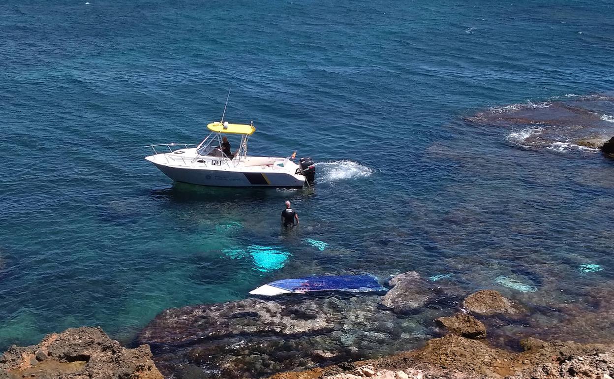 Restos de la embarcación embestida.