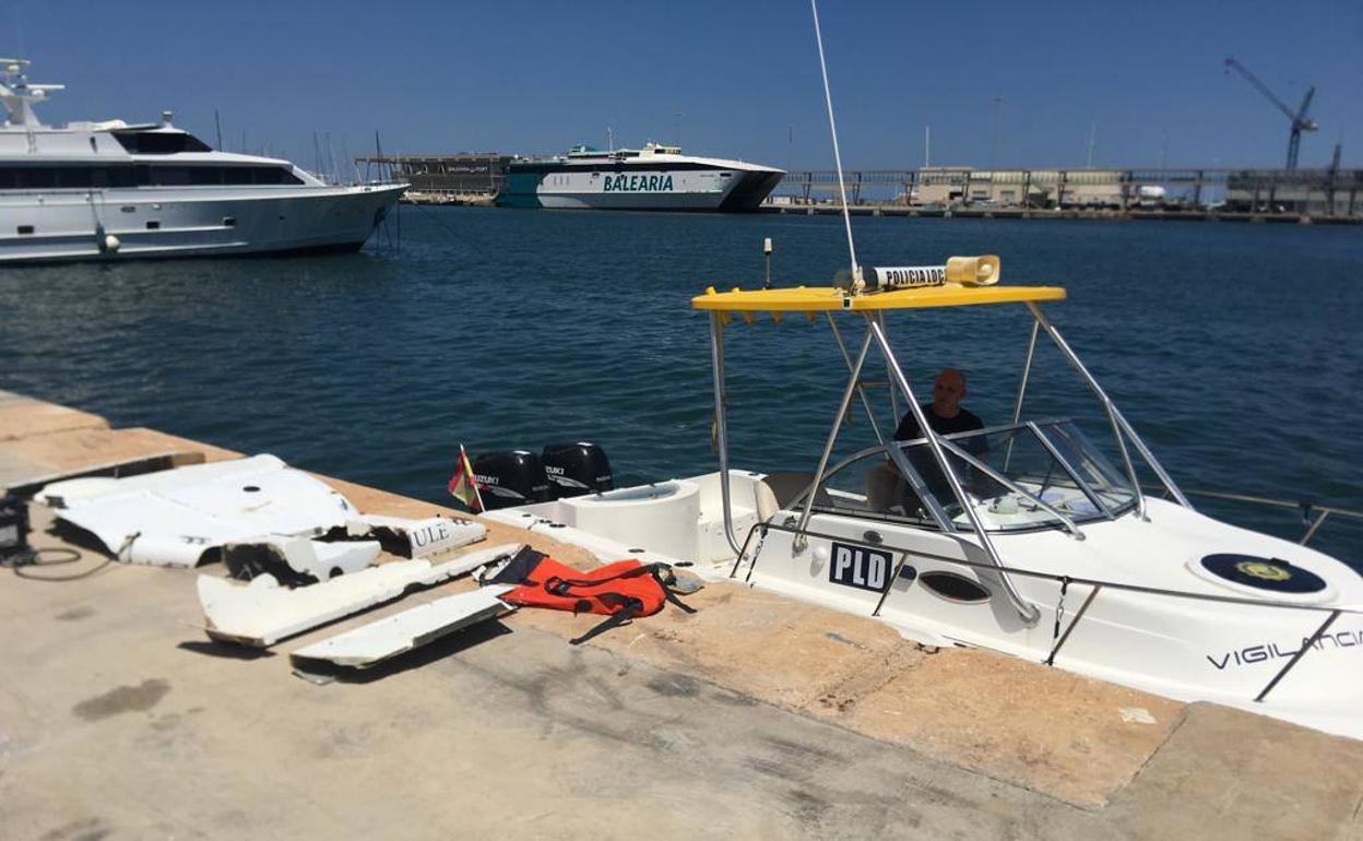 La Policía Local de Dénia recupera los restos de la barca embestida por otra que se dio a la fuga